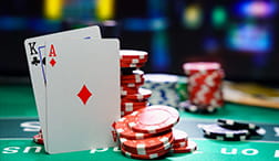 O pereche de Blackjack și jetoane de cazinou