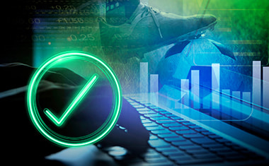 Un jucător cu o mingie de fotbal pe fundalul unui laptop și semnul de verificare.